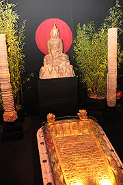asiatische Kunst wie den Fußabdruck Buddhas bei Hardt & Sons, Stand A 3 (Foto: MartiN Schmitz)